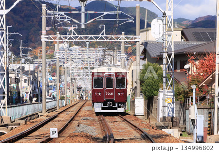 阪急箕面線　牧落駅付近を走る7000系電車 134996802