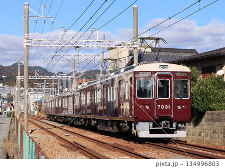 阪急箕面線　牧落〜桜井かんを走る7000系電車 134996803
