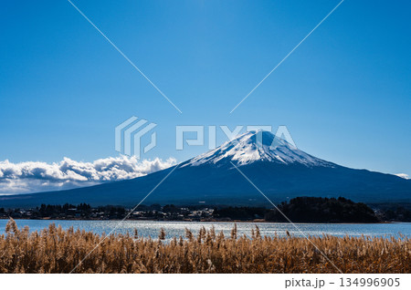 山梨県河口湖と富士山 134996905