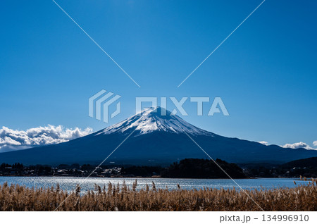 山梨県河口湖と富士山 134996910