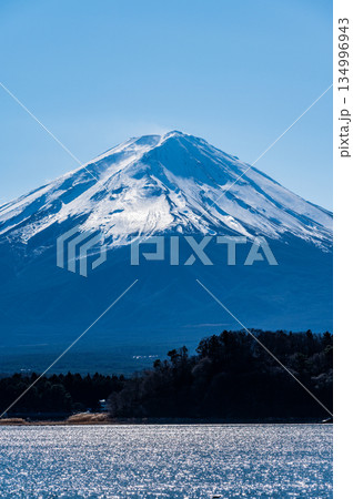 山梨県河口湖と富士山 134996943