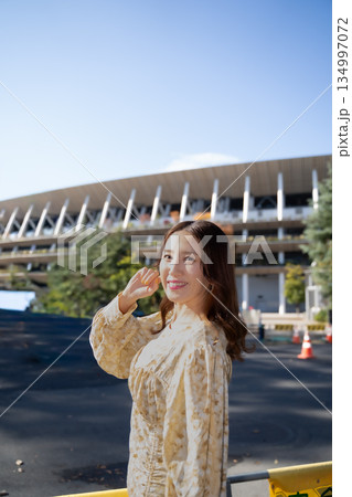 笑顔で撮影される女性 笑顔で撮影される女性 134997072