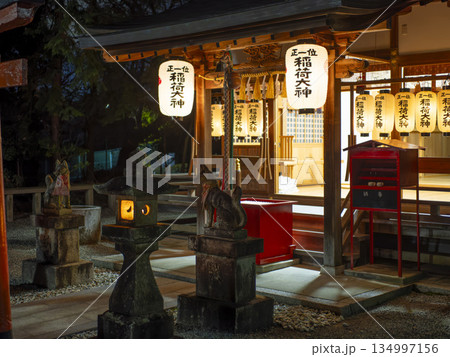御扉が開けられた元旦の稲荷神社 134997156