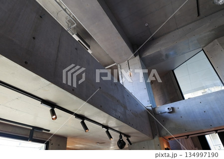 コンクリート打ち放しの建物 134997190