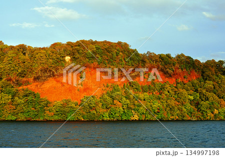 青森県 十和田市 十和田湖 中湖 御倉半島、夕日に染まる五色岩 青森県 十和田市 十和田湖 中湖 御倉半島、夕日に染まる五色岩 134997198