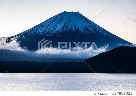 山梨県本栖湖からの富士山と初日の出 134997322