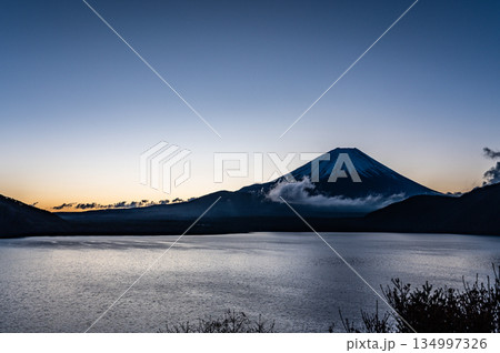 山梨県本栖湖からの富士山と初日の出 134997326