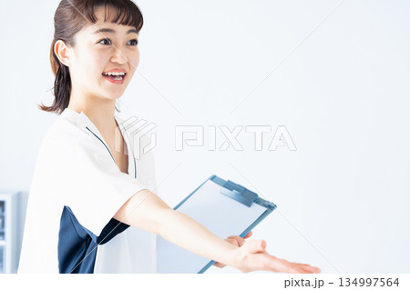 ファイルを持つ女性看護師 134997564