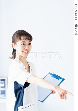 ファイルを持つ女性看護師 134997571