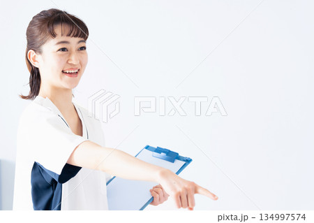 ファイルを持つ女性看護師 134997574