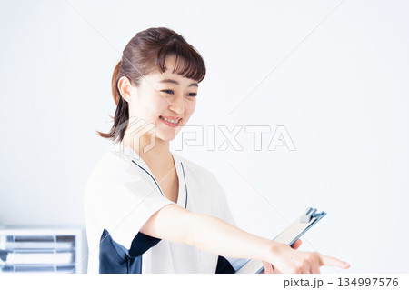 ファイルを持つ女性看護師 134997576