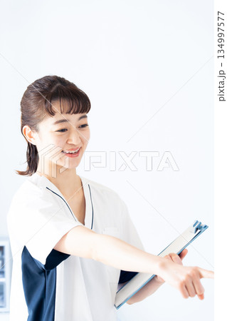 ファイルを持つ女性看護師 134997577