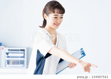 ファイルを持つ女性看護師 ファイルを持つ女性看護師 134997581