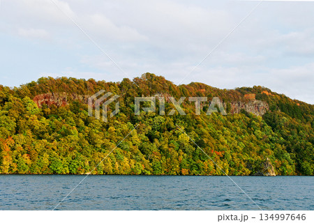 青森県　十和田市　十和田湖　中湖　御倉半島　夕日に染まる烏帽子岩 134997646