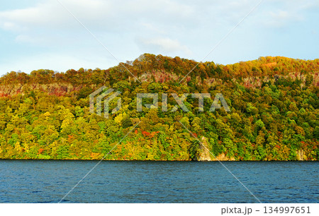 青森県 十和田市 十和田湖 中湖 御倉半島 夕日に染まる烏帽子岩と屏風岩 青森県 十和田市 十和田湖 中湖 御倉半島 夕日に染まる烏帽子岩と屏風岩 134997651