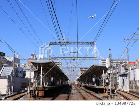 阪急宝塚線 庄内駅の構内と飛行機 阪急宝塚線 庄内駅の構内と飛行機 134997728