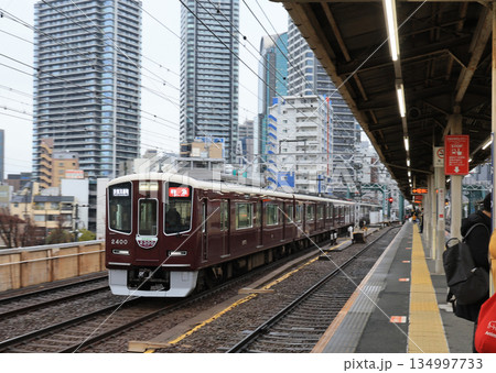 阪急中津駅付近を走る2300系特急 阪急中津駅付近を走る2300系特急 134997733