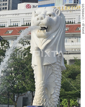 The Merlion statue spouts water into the bay The Merlion statue spouts water into the bay 134998295