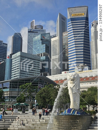 The Merlion statue spouts water into the bay 134998297