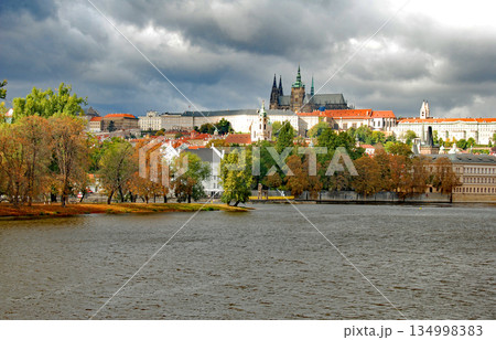 チェコ共和国 首都 プラハ ヴルタヴァ川右岸に建つ聖ヴィート大聖堂 チェコ共和国 首都 プラハ ヴルタヴァ川右岸に建つ聖ヴィート大聖堂 134998383