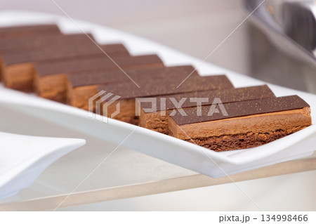チョコムースの挟まれたケーキ チョコムースの挟まれたケーキ 134998466