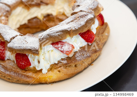 苺と生クリームの挟まれたシュースイーツ 苺と生クリームの挟まれたシュースイーツ 134998469