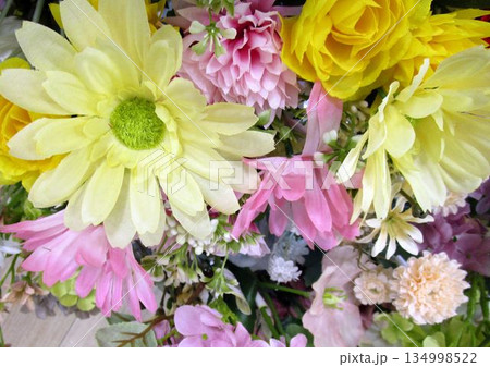 カラフルな造花の花束 134998522
