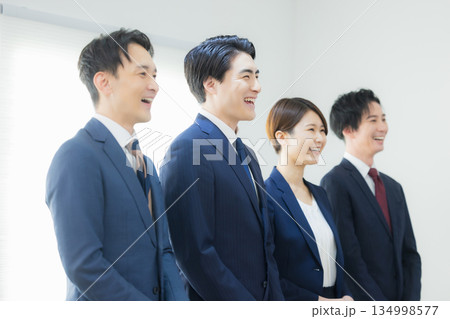 並んで立つビジネスマン 134998577