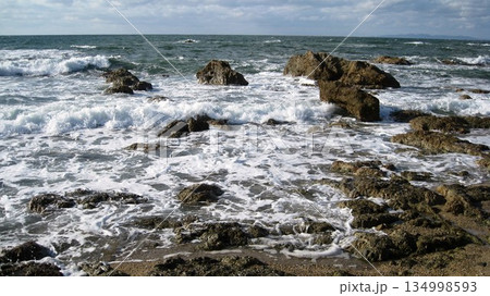 晴れた冬の日本海の砂浜に打ち寄せる白波 晴れた冬の日本海の砂浜に打ち寄せる白波 134998593
