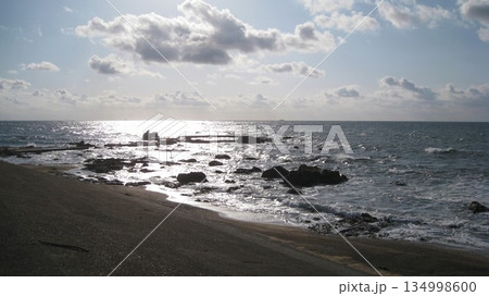 晴れた冬の日本海の砂浜に打ち寄せる白波 晴れた冬の日本海の砂浜に打ち寄せる白波 134998600