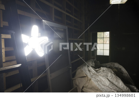 解体現場に設置した照明 解体現場に設置した照明 134998601
