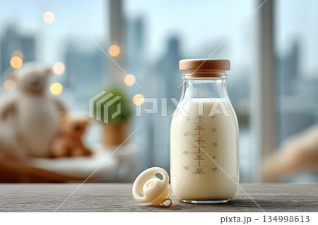 赤ちゃん用ミルクボトルと哺乳瓶 赤ちゃん用ミルクボトルと哺乳瓶 134998613