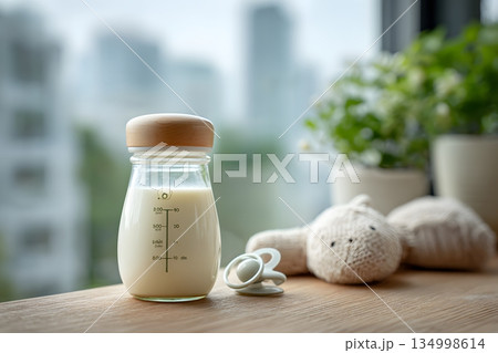 赤ちゃん用ミルクボトルと哺乳瓶 赤ちゃん用ミルクボトルと哺乳瓶 134998614