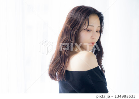 振り向く女性 134998633