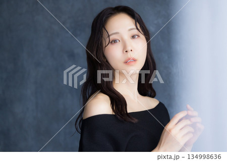 振り向く女性 134998636