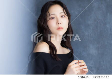 振り向く女性 134998637