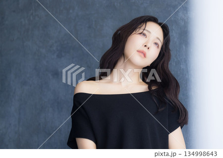 振り向く女性 134998643