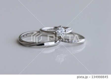 婚約指輪と結婚指輪 134998645