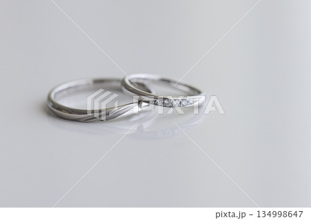 婚約指輪と結婚指輪 134998647