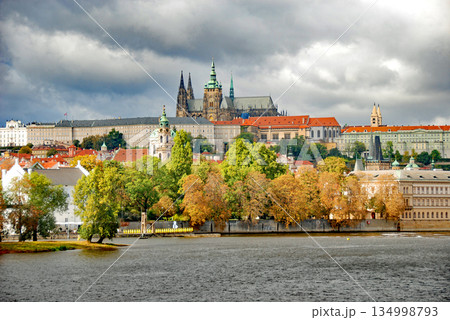 チェコ共和国　首都　プラハ　ヴルタヴァ川右岸に建つ聖ヴィート大聖堂 134998793