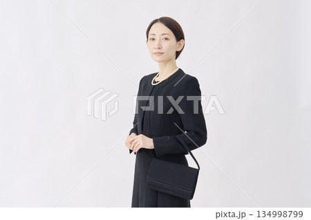喪服を着た女性のポートレート カメラ目線 白背景 喪服を着た女性のポートレート カメラ目線 白背景 134998799