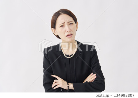 怒る喪服を着た女性　白背景 134998807
