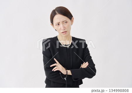 怒る喪服を着た女性 白背景 怒る喪服を着た女性 白背景 134998808