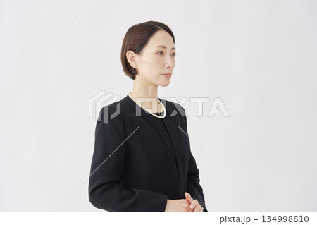 喪服を着た女性 ポートレート 白背景 喪服を着た女性 ポートレート 白背景 134998810