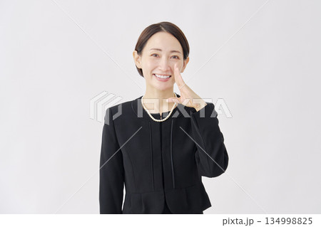 話しかける喪服を着た女性 白背景 話しかける喪服を着た女性 白背景 134998825