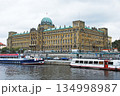チェコ共和国　首都　プラハ　ヴルタヴァ川　産業貿易省前のクルーズ船 134998987