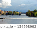 チェコ共和国　首都　プラハ　ヴルタヴァ川に架かるレギー橋とストジェレツキー島 134998992