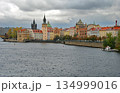 チェコ共和国　首都　プラハ　ヴルタヴァ川に架かるカレル橋 134999016