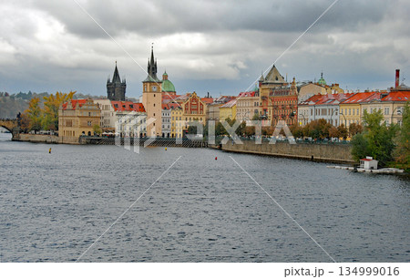 チェコ共和国　首都　プラハ　ヴルタヴァ川に架かるカレル橋 134999016