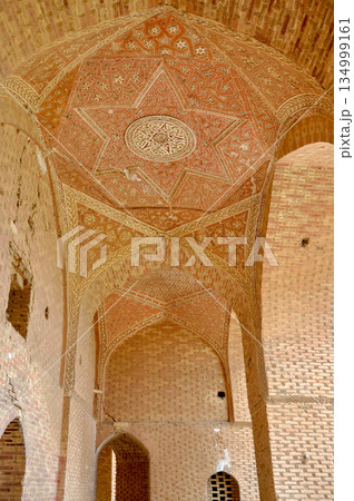 イラン　ザンジャーン州　世界遺産　ソルターニーイェ・ドームの内部 134999161